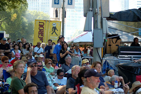 CHICAGO JAZZ FESTIVAL - Il festival si anima e molte persone assistono ai concerti in programma