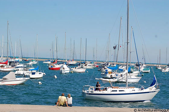 LAKE MICHIGAN - Imbarcazioni nei pressi del Navy Pear viste dalla pista ciclabile che costeggia Lake Shore Drive
