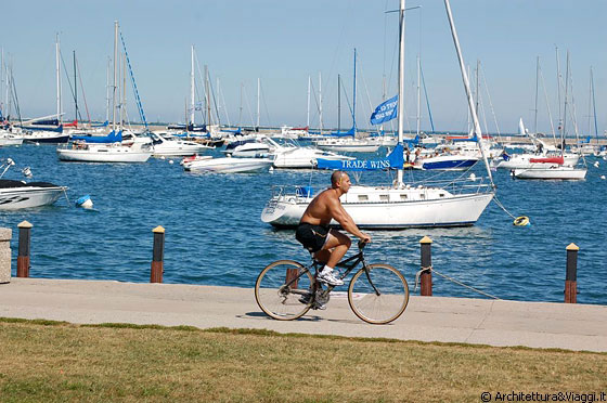 CHICAGO - Grattacieli, sentieri che costeggiano la riva del lago