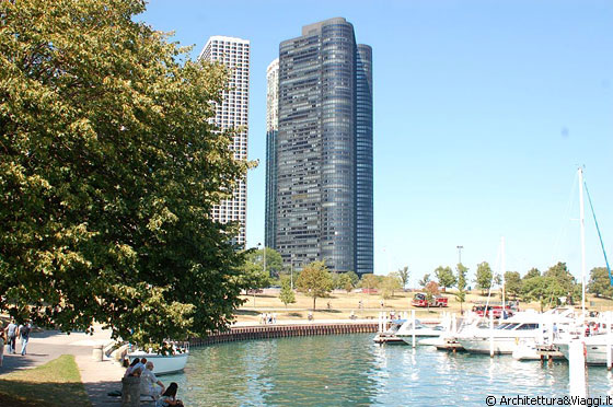 CHICAGO - Harbor Point Condominiums - arch. Solomon, Cordwell, Buenz & Associates, 1975 (155 N Harbor Drive)