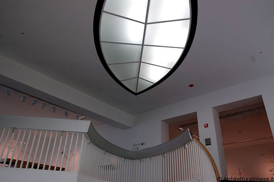 CHICAGO - MCA - scala interna illuminata da lucernario a forma di foglia