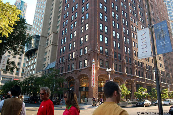 CHICAGO - Passeggiando in North Michigan Avenue, osserviamo gli eleganti edifici della Second City