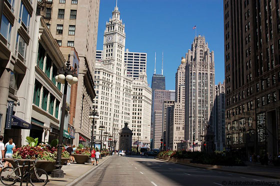 CHICAGO - Siamo in Michigan Avenue e ci dirigiamo verso il Magnificent Mile - si riconoscono il Wrigley building, Tribune Tower e sullo sfondo il John Hancock Center