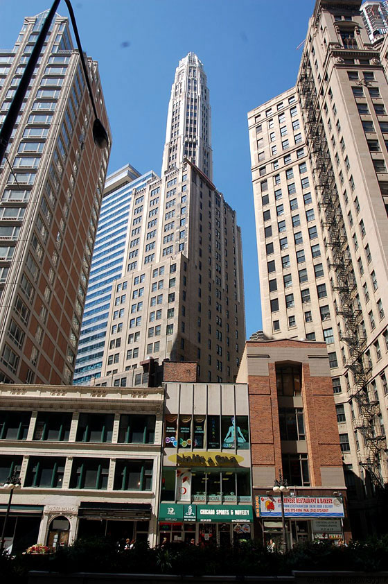 CHICAGO - Dal basso di Michigan Avenue osserviamo la Mather Tower, Chicago Landmark - arch. Herbert Hugh Riddle (1926 - 1928)