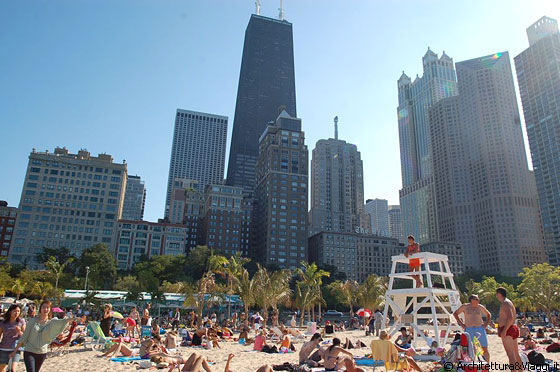 CHICAGO - La frequentata spiaggia di Oak Street Beach da cui si ammirano alcuni noti edifici: John Hancock Center, Palmolive Building, 900 North Michigan Avenue e One Magnificent Mile