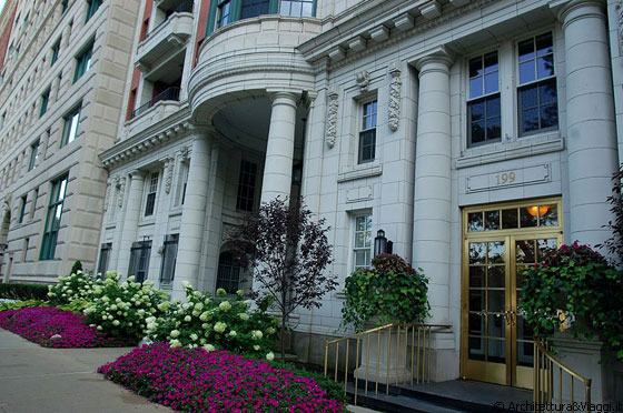 CHICAGO - Gli eleganti edifici in E Lake Shore Drive si affacciano su un giardino che li separa dalla spiaggia