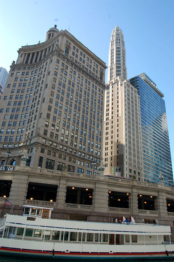 CHICAGO RIVER - Al centro dell'immagine, dopo il London Guarantee Building, spicca la Mather Tower e più avanti l'Executive Plaza (Hotel 71)