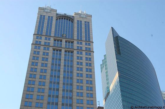 ARCHITECTURAL RIVER CRUISE - Dall barca osserviamo i due edifici attigui, 225 West Wacker Drive e 333 West Wacker Drive entrambi progettati dallo studio Kohn Pedersen Fox Associates 