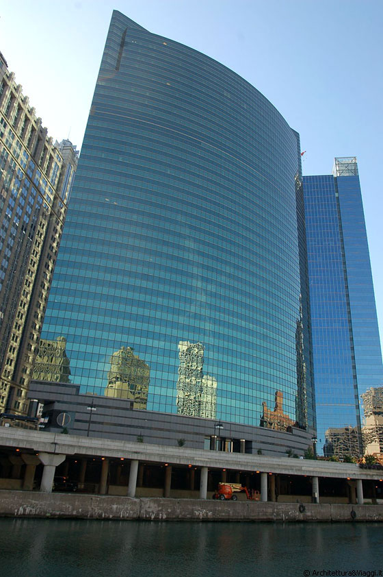 CHICAGO RIVER - 333 West Wacker Drive - arch. William Petersen (Kohn Pedersen Fox Associates) Perkins & Will, 1979 - 1983