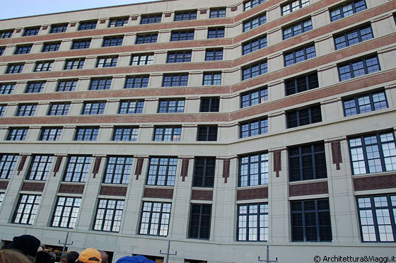 CHICAGO RIVER - Montgomery Ward Catalogue House - designato Chicago Landmark il 17 maggio del 2000 