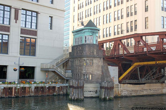 CHICAGO RIVER - Particolare di un ponte in ferro con torretta di controllo