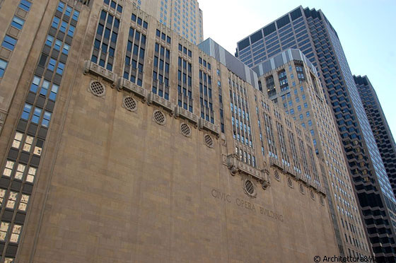 ARCHITECTURAL RIVER CRUISE - L'imponente e massiccio Civic Opera Building e più avanti le torri del Chicago Mercantile Exchange