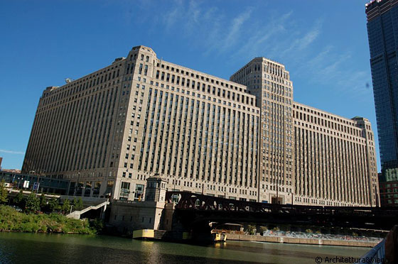 CHICAGO  - Architecture River Cruise: The Chicago Merchandise Mart - Graham, Anderson, Probst and White, 1928 - 1930

