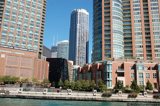 CHICAGO - L'alto grattacielo centrale è River East Center - arch. DeStefano & Partners, Ltd., 2001 (350 East Illinois Street)