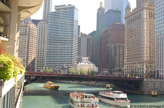 CHICAGO - Dal Chicago River vista su Mather Tower, Executive Plaza (Hotel 71) e Seventeenth Church of Christ