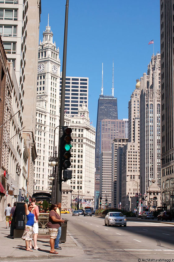 CHICAGO  - Guardando North Michigan Avenue verso il John Hancock Center, si percepiscono i maestosi edifici della via, dal Wrigley Building alla Tribune Tower