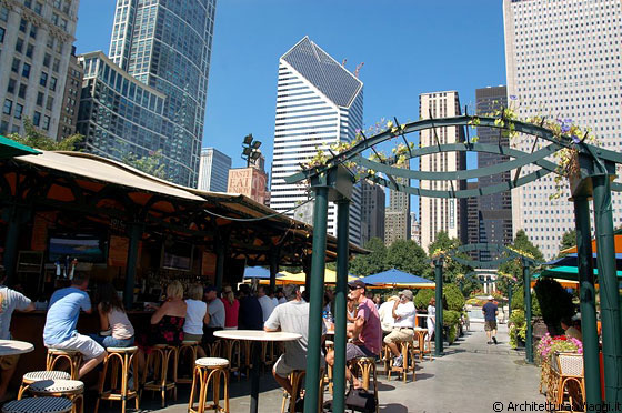 MILLENNIUM PARK - McCormick Tribune Plaza and Ice Rink: situata proprio sotto The Bean, la piazza con il bar durante l'estate si trasforma in inverno in pista di pattinaggio sul ghiaccio