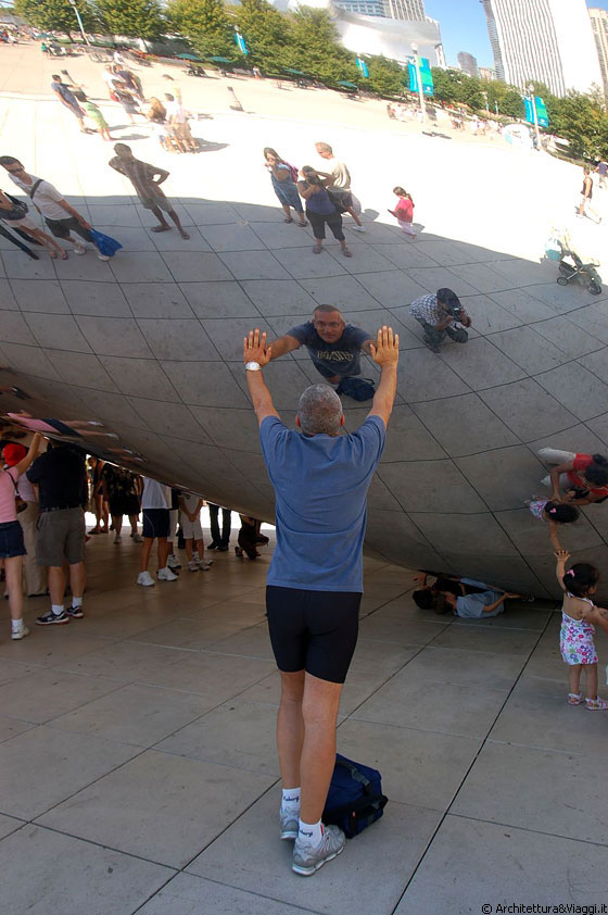 MILLENNIUM PARK - Francesco si riflette nel Cloud Gate con la sua nuova maglietta di Chicago