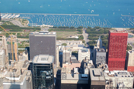 CHICAGO - Guardando verso il Lake Michigan dall'osservatorio della Sears Tower, si distingue il grattacielo rosso CNA Plaza