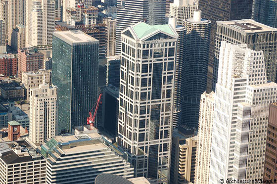 SEARS TOWER - Zoom sul 77 West Wacker Drive - a destra il granito sardo bianco della Title & Trust Center e più in là le inconfondibili torri di Marina City