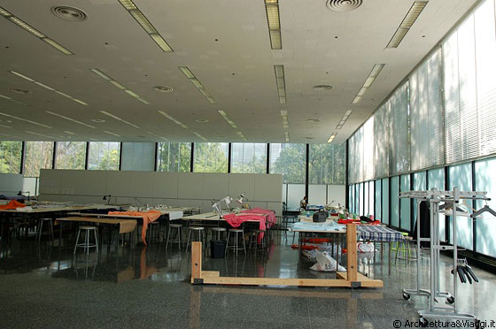 CHICAGO - IIT - Nella Crown Hall Mies colloca tutti gli studenti dei diversi anni e i docenti in un unico spazio 