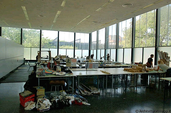 CHICAGO - IIT - Crown Hall - è agosto e alcuni studenti di architettura sono già al lavoro