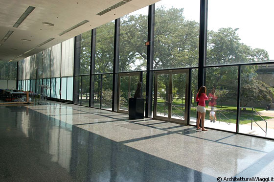IIT - Crown Hall: un unico indistinto spazio di lavoro di 2500 mq vetrato lungo il perimetro