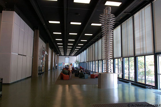 CHICAGO - IIT - Girovaghiamo indisturbati nell'atrio della Hermann Hall