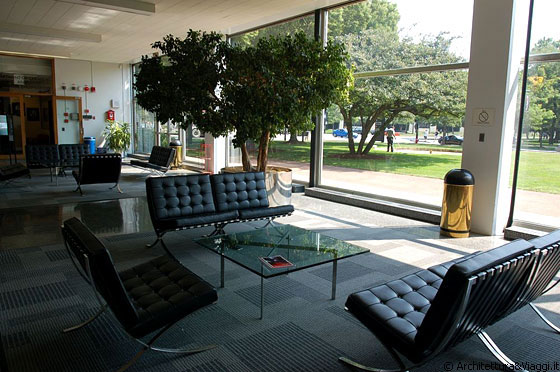 IIT - Perlstein - sale di attesa e atri arredati con mobili di design Mies van der Rohe