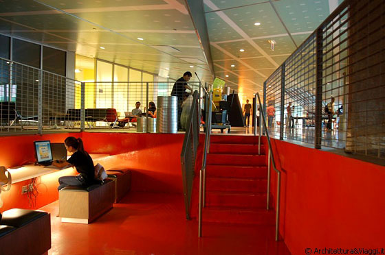 THE McCORMICK TRIBUNE CAMPUS CENTER - La sala computer lineare scolpita nel pavimento con forti contrasti luce ombra