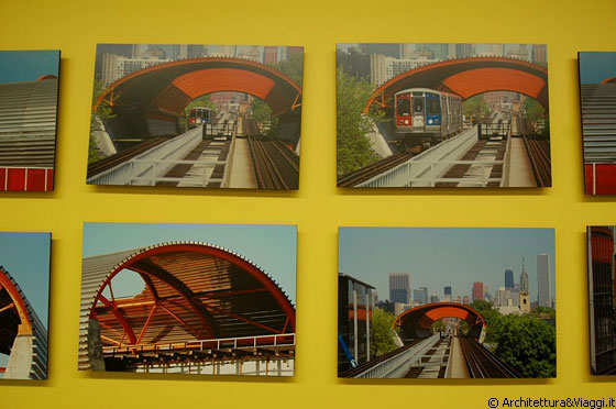 CHICAGO - IIT - La sopraelevata della Green Line, intubata in un tubo di acciaio in ossidabile, si siede direttamente sopra il tetto del McCormick Tribune Campus Center