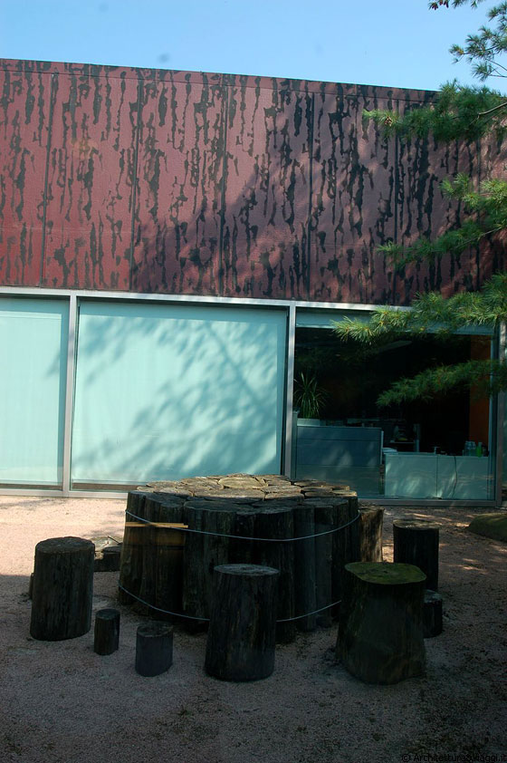 IIT - McCormick Tribune Campus Center - hanging garden divide la center court
