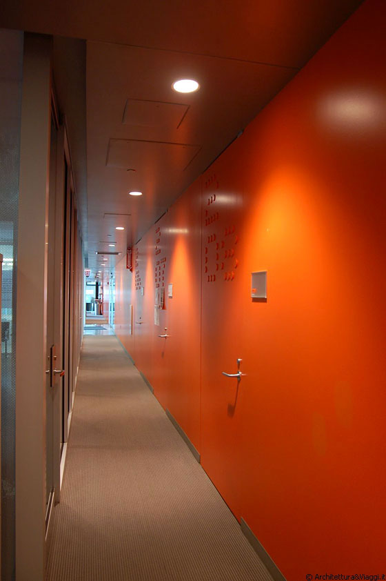 IIT - CHICAGO - Uffici di color arancio (energizzante) al McCormick Tribune Campus Center