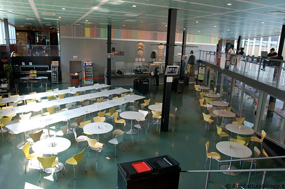 THE McCORMICK TRIBUNE CAMPUS CENTER - Center Court - area pranzo e ricreazione con postazioni per computer portatili