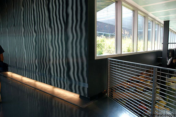 THE McCORMICK TRIBUNE CAMPUS CENTER - Particolari dei materiali contrastati dall'illuminazione a pavimento per scelta di Rem Koolhaas