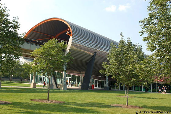 CHICAGO - IIT - La ferrovia ha un impatto enorme sul carattere del McCormick Tribune Campus Center