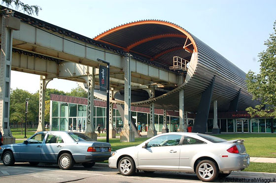 THE McCORMICK TRIBUNE CAMPUS CENTER - Particolare del tubo in acciaio inox che 