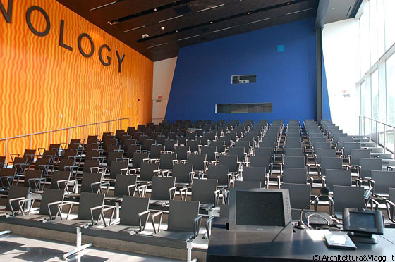 CHICAGO - IIT - Auditorium del McCormick Tribune Campus Center