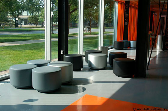 ILLINOIS INSTITUTE OF TECHNOLOGY - The McCormick Tribune Campus Center - le sedute del Welcome Center
