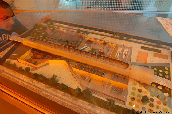 CHICAGO - IIT - Francesco osserva il plastico del The McCormick Tribune Campus Center