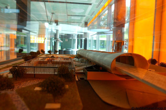 ILLINOIS INSTITUTE OF TECHNOLOGY - Il plastico del The McCormick Tribune Campus Center con la Green Line intubata in primo piano