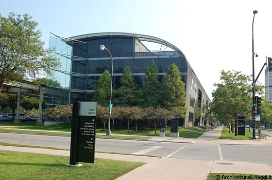 ILLINOIS INSTITUTE OF TECHNOLOGY - Casa dello studente (arch. Murphy/Jahn) con il lato minore di fronte al McCormick Tribune Campus Center ed il lato maggiore parallelo alla Green Line