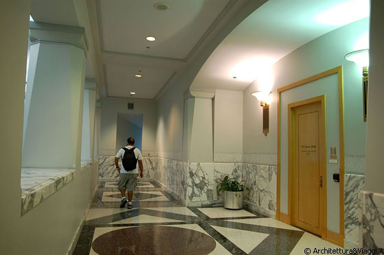 SOUTH LOOP - Harold Washington Library Center - i ballatoi al piano primo che si affacciano sulla hall