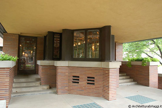 CHICAGO - HYDE PARK - La terrazza del soggiorno della Robie House protetta dall'aggetto del tetto: il soggiorno ha una terminazione angolare