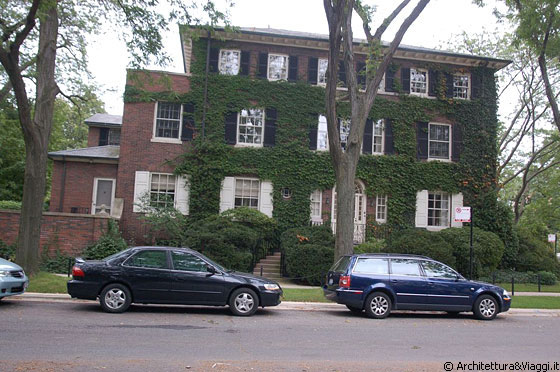 CHICAGO - HYDE PARK - Ci dirigiamo ad est vero il Lake Michigan per prendere il bus n. 6 e tornare nel Loop