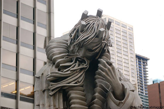 CHICAGO - Passeggiando in North Michigan Avenue, nei pressi del ponte, ci fermiamo a fotografare questa bella scultura in metallo 