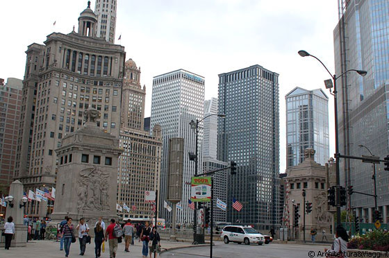 MICHIGAN AVENUE - Il ponte segna il punto di inizio del <em>Magnificent Mile</em> - da qui si riconoscono London Guarantee Building, Leo Burnett Building e 77 West Wacker Drive