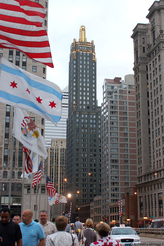 MICHIGAN AVENUE - Tornando verso Millennium Park, vista sul Carbide and Carbon building, edificfio designato Chicago Landmark, mirabile esempio di architettura Art Déco 