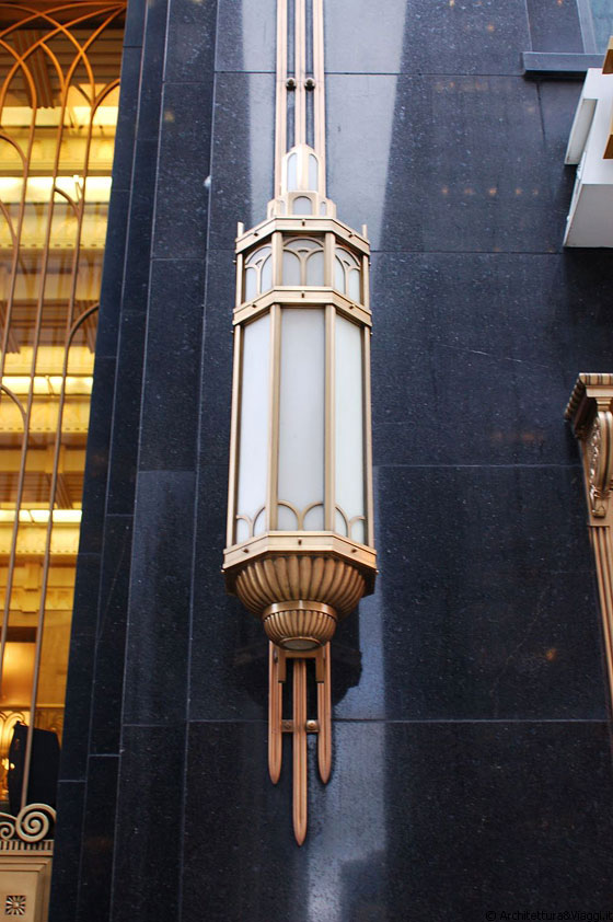 MICHIGAN AVENUE - Particolare dei corpi illuminanti esterni del Carbide and Carbon building