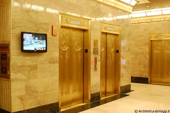 MICHIGAN AVENUE - I corridoi interni del Carbide and Carbon building con gli ascensori riccamente decorati